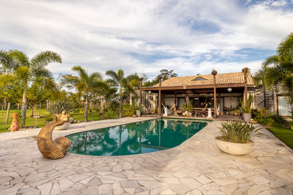 Όμορφη βίλα με εξωτερική πισίνα περιτριγυρισμένη από φοίνικες.